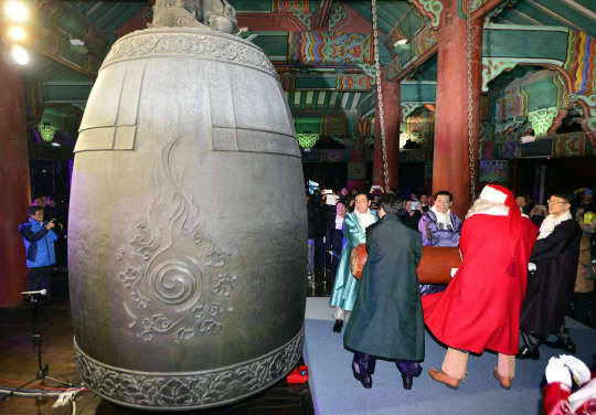 2016년 새해 첫날인 1일 서울 종로구 보신각에서 열린 '제야의 종 타종' 행사에서 박원순 서울시장과 시민대표들이 타종을 하고 있다.      왼쪽부터 박원순 시장, 중동호흡기증후군(메르스)를 이겨내고 진료를 재개한 의사 정경용 씨, 서울시의회 박래학 의장, 핀란드 정부공인 리얼산타클로스.